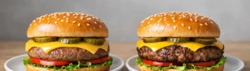 Due hamburger affiancati: uno di carne sintetica e uno di carne tradizionale, mostrati per evidenziarne le differenze visive