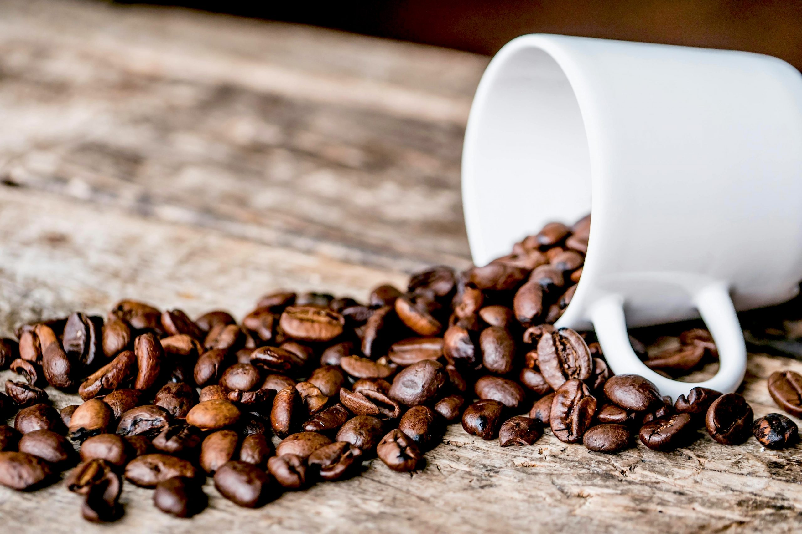 Tazza di caffè rovesciata – simbolo di piccoli imprevisti quotidiani