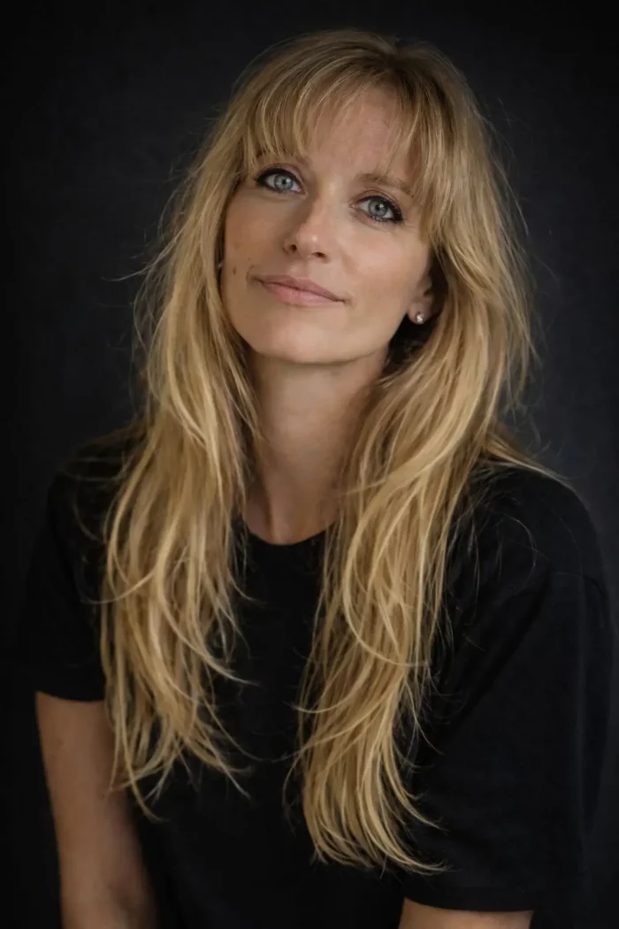 Ritratto di una donna, autrice di un blog che spiega economia, lavoro e crescita personale in modo semplice e concreto