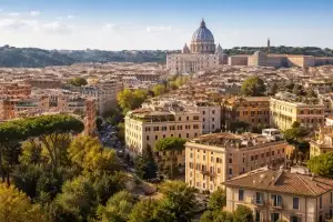 Panorama dei quartieri residenziali di Roma con la cupola di San Pietro sullo sfondo